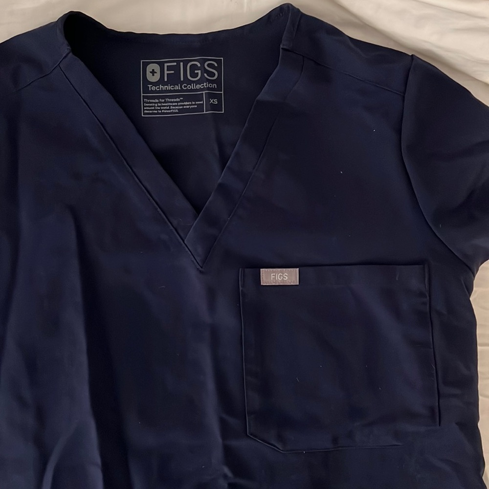 FIGS Women’s Navy Catarina - One-Pocket Scrub Top - XS / Navy
